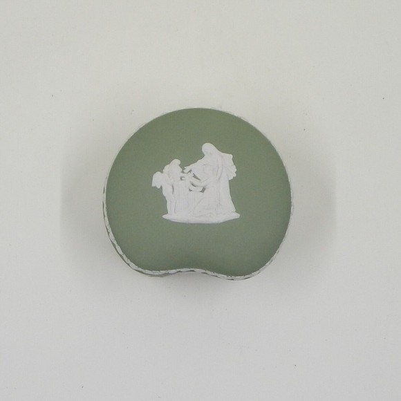 Wedgwood Green Jasperware Cupid As Oracle Bean Shaped Trinket Box with Lid - Picture 6 of 9